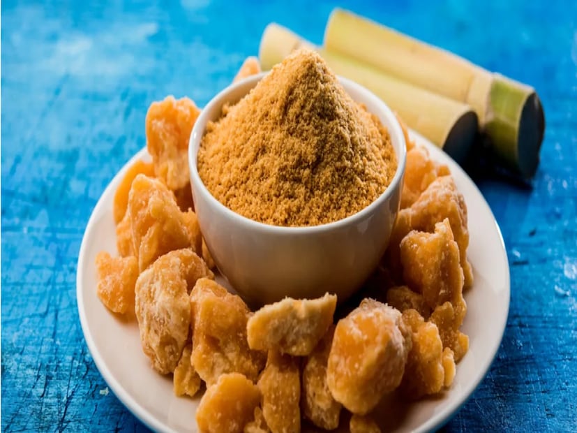 শেষপাতে মিষ্টি না হলে বাঙালির জমেনা! আর তাই খাবারের পর এক গ্লাস দুধের সঙ্গে খানিকটা গুড় খাওয়ার চল অনেকের বাড়িতেই! অনেকেই আবার চিকি ছেঁটে ফেলে মিষ্টি হিসাবে রান্নায় গুড় দেন। আর শীত কাল মানেই তো পাটালি গুড়, নলেন গুড়ের মন আনচান করা গন্ধ। কিন্তু রোজ গুড় খাওয়া কি আদৌ স্বাস্থ্যকর? শেষপাতে মিষ্টি না হলে বাঙালির জমেনা! আর তাই খাবারের পর এক গ্লাস দুধের সঙ্গে খানিকটা গুড় খাওয়ার চল অনেকের বাড়িতেই! অনেকেই আবার চিকি ছেঁটে ফেলে মিষ্টি হিসাবে রান্নায় গুড় দেন। আর শীত কাল মানেই তো পাটালি গুড়, নলেন গুড়ের মন আনচান করা গন্ধ। কিন্তু রোজ গুড় খাওয়া কি আদৌ স্বাস্থ্যকর?