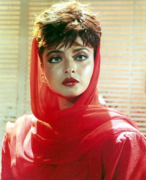 এই সুন্দরী আর কেউ নন, বলিউডের 'এভারগ্রিন ডিভা' রেখা। ২০১৮ সালের 'সুপার নানি' ছবির পর থেকে তিনি কোনও ছবিতে অভিনয় করেননি, তবে আর্থিকভাবে তিনি ক্ষতিগ্রস্ত হননি। সিনেমা জগতে অনুপস্থিত থাকা সত্ত্বেও, এই সুন্দরীর মোট সম্পদের পরিমাণ ৩৩২ কোটি টাকা। তাঁর ৩৩২ কোটি সম্পদের খবর সোশ্যাল মিডিয়ায় নতুন আলোচনার জন্ম দিয়েছে। চলচ্চিত্র জগতে অনুপস্থিত থাকা সত্ত্বেও, তাঁর আয় এবং জীবনধারা দর্শকদের মন কেড়ে নিচ্ছে। 