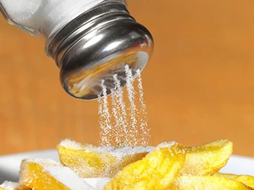 নুন ও লেবুর রস-- ৪-৫ টেবিল চামচ নুনের সঙ্গে ২ টি পাতিলেবুর রস মিশিয়ে ঘর মোছার জলে মিশিয়ে নিন। এতে টেবিল-চেয়ার বা খাটের কোণায় লুকিয়ে থাকা আরশোলাও ঘর ছেড়ে বেরিয়ে আসবে।