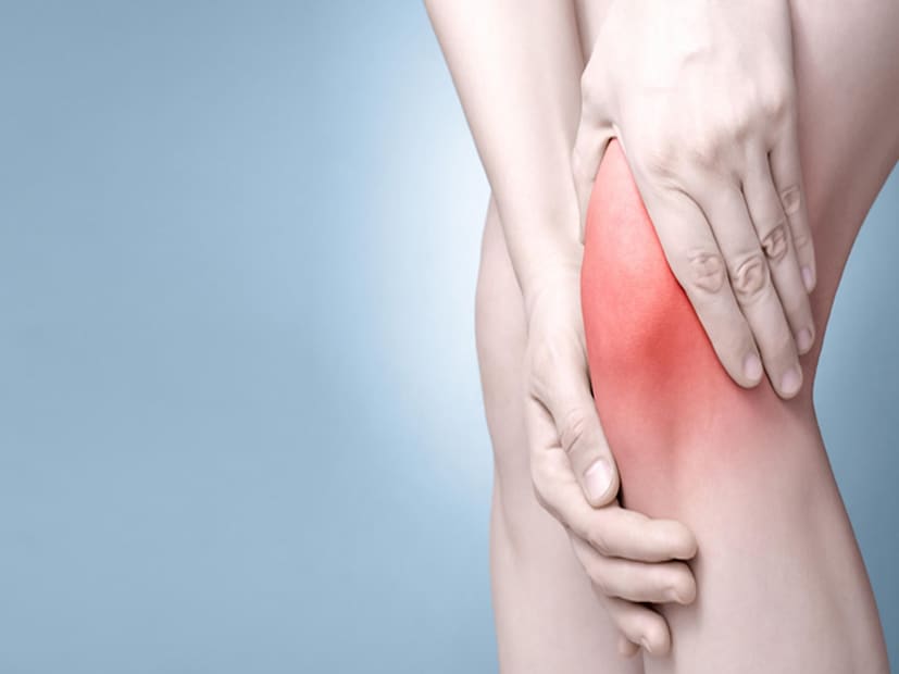 কলকাতা: শীত সব উঁকি দিচ্ছে দরজা ঠেলে আর কমলা লেবু-নলেন গুড়ের মজা নেওয়ার আগেই আপনি হাঁটুর ব্যাথায় কঁকিয়ে উঠছেন! হাঁটু আর জয়েন্টের ব্যথায় ভুগছেন যারা, তারা যদি ঘরোয়া টোটকায় বিশ্বাস রাখেন তাহলে কিন্তু Harshrungar (শিউলি) আর Mirchi (লঙ্কা) পাতার ক্বাথ একসঙ্গে মিশিয়ে ব্যবহার করেন তাহলে কিন্তু মোক্ষম ফল পাবেন৷ এই দেশি টোটকা ফোলাভাব আর জড়তা কমিয়ে ব্যথায় আরাম দেয়। ক্বাথ বানানোর পদ্ধতিও খুবই সহজ আর গ্রামাঞ্চলের মানুষ যাঁরা কথায় কথায় পেনকিলার খান না তাঁরা এই পেস্টকে  রামবাণ বলে মনে করেন৷ Photo- Representative 