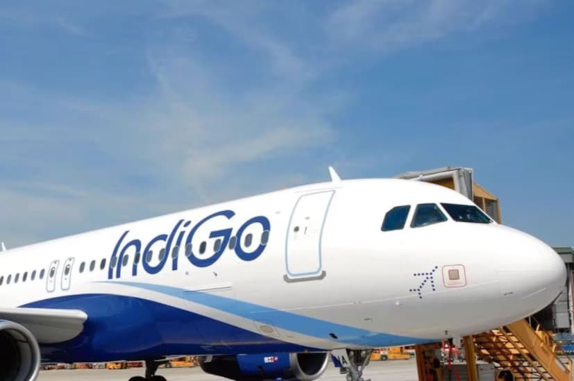 লাগেজ হ্যান্ডলিং সম্পর্কে আশ্বাস দিয়েছে কেন্দ্র। মন্ত্রক ইন্ডিগোকে নির্দেশ দিয়েছে যে বাতিল বা বিলম্বের কারণে যাত্রীদের থেকে আলাদা করা সমস্ত লাগেজ যাতে পরবর্তী ৪৮ ঘণ্টার মধ্যে খুঁজে বের করে যাত্রীর আবাসিক বা পছন্দের ঠিকানায় পৌঁছে দেওয়া হয়। বিমান সংস্থাগুলিকে ট্র্যাকিং এবং ডেলিভারির সময়সীমা সম্পর্কে যাত্রীদের সঙ্গে স্পষ্ট যোগাযোগ বজায় রাখতে বলা হয়েছে এবং বিদ্যমান যাত্রী অধিকার বিধিমালার অধীনে প্রয়োজনে ক্ষতিপূরণ প্রদান করতে বলা হয়েছে।