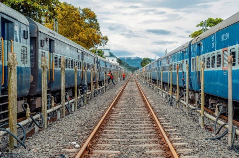 বিবেক এক্সপ্রেস অসমে যাত্রা শুরু করে, ডিব্রুগড় থেকে শুরু হয়ে নিউ তিনসুকিয়া, নাহারকাটিয়া, সিমালুগুড়ি, মারিয়ানি এবং ফুরকাটিং এর মতো শহরগুলির মধ্য দিয়ে ঘোরে। সেখান থেকে, এটি ডিমাপুরে নাগাল্যান্ডে প্রবেশ করে এবং পরে আবার অসমে প্রবেশ করে ডিফু, লামডিং, হোজাই, জাগিরোড, গুয়াহাটি, গোয়ালপাড়া, নিউ বোঙ্গাইগাঁও এবং কোকরাঝাড় হয়ে যায়।(Representative Image)