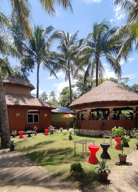 খাবারের ব্যবস্থাটিও এখানে বিশেষ। বাংলার হারিয়ে যাওয়া অনেক গ্রামীণ পদ—কচু শাক, মোচা, থোড় থেকে শুরু করে টাকির ঐতিহ্যবাহী মালপোয়া পর্যন্ত সবই পাওয়া যায় মেনুতে। সঙ্গে কাতলা, ইলিশ ও কচি পাঁঠার মাংসের আস্বাদ—যা শহুরে অতিথিদের কাছে রীতিমতো বাড়তি পাওনা। (Photo -Facebook)