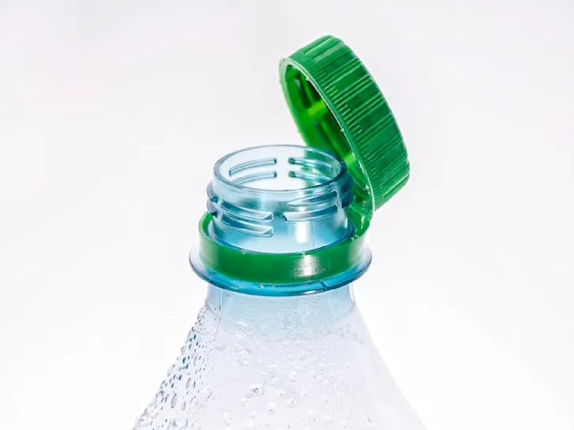 সবুজ-- যদি বোতলের উপর সবুজ রঙ দেখতে পান, তাহলে বুঝতে হবে এটি স্বাদযুক্ত জল। এর মানে হল কিছু স্বাদযুক্ত জল যোগ করা হয়েছে। এটি নিয়মিত পানীয় জল নয়, বরং স্বাদ বৃদ্ধির একটি বিকল্প।