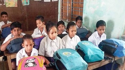 যদিও শিক্ষক মহলের একাংশের দাবি, গত কয়েক বছরে দেখা গিয়েছে, তাপপ্রবাহজনিত কারণে নির্ধারিত গ্রীষ্মাবকাশের অনেক আগেই ছুটি দিয়ে দিতে হয়েছে। সে ছুটি প্রলম্বিত হয়েছে প্রায় দেড় মাস। 