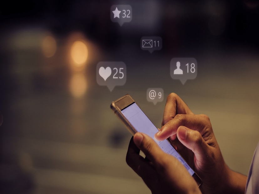 অনেক গবেষণায় দেখা গেছে যে ব্যবহারকারীদের একটি বিরাট অংশ এইভাবে আচরণ করে: তারা পোস্টের চেয়ে অনেক বেশি পড়ে। তারা অদৃশ্য শ্রোতা যারা কখনও কথা না বলেই অ্যালগরিদম গঠন করে। তাদের স্ক্রলিং, বিরতি এবং পুনরায় দেখা এখনও ডেটা মেশিনকে ফিড করে।