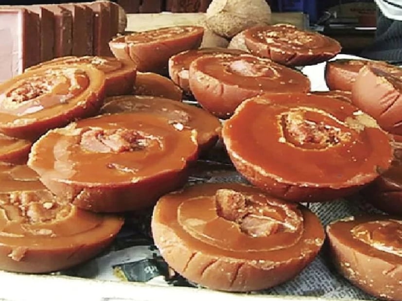 গুড়ের যে লালচে সোনালি রং, তার জন্যও ইদানীং রাসায়নিক মেশানোর চল শুরু হয়েছে। আবার, গুড়ের দানা যদি স্ফটিকের মতো স্বচ্ছ হয়, তা হলে বুঝবেন তার মধ্যেও মাত্রাতিরিক্ত রাসায়নিক মেশানো রয়েছে।