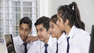 তবে, দশম ও দ্বাদশের পরীক্ষা ১৭ ফেব্রুয়ারি থেকেই শুরু হবে, তা-ও নিশ্চিত করা হয়েছে। বাকি পরীক্ষাগুলির ক্ষেত্রে কোনও পরিবর্তন নেই বলেই বোর্ডের তরফে জানিয়ে দেওয়া হয়েছে। 