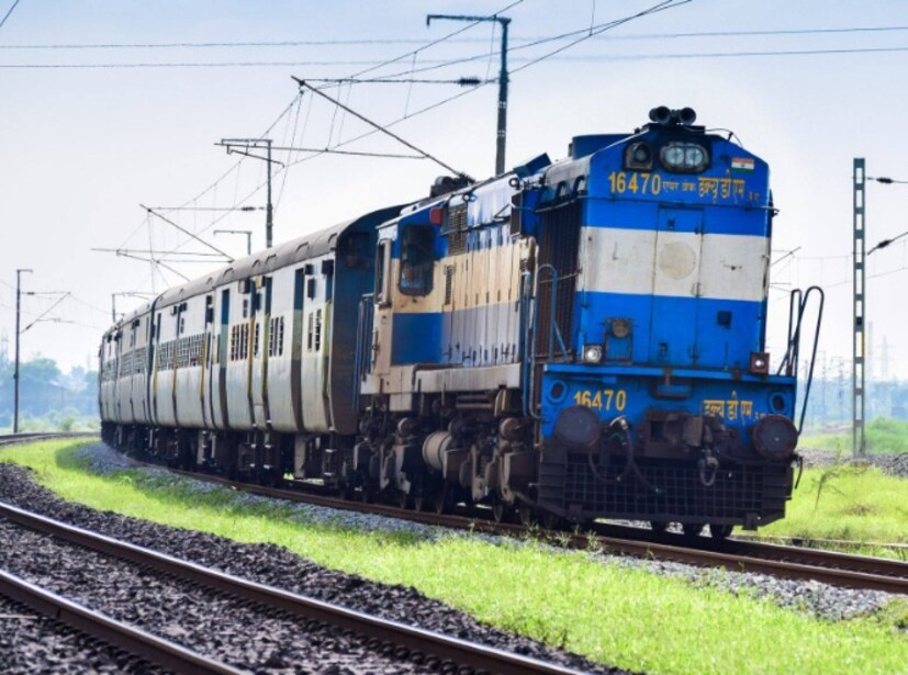 এরপর পশ্চিমবঙ্গে প্রবেশ করে, ট্রেনটি কিশানগঞ্জে বিহার স্পর্শ করার আগে নিউ আলিপুরদুয়ার, নিউ কোচবিহার, মাথাভাঙ্গা, জলপাইগুড়ি রোড এবং নিউ জলপাইগুড়িতে থামে। তারপরে এটি বাংলার মালদা টাউন, রামপুরহাট, বর্ধমান এবং ডানকুনিতে থামার জন্য পুনরায় প্রবেশ করে, কলকাতা অঞ্চল এবং খড়গপুরে পরিবেশন করে।(Representative Image)