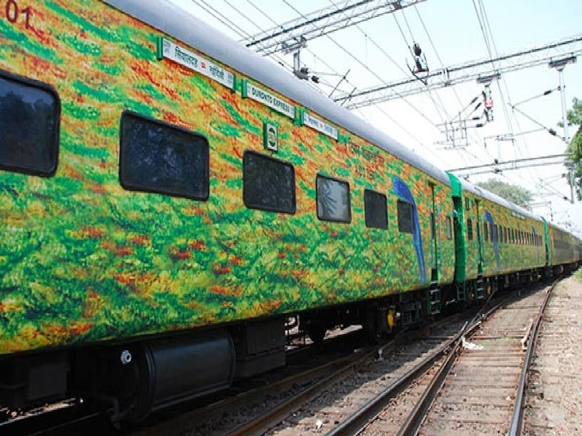 কোচগুলিতে বিভিন্ন রঙের ডোরাকাটা দাগের কী হবে? আপনি হয়তো লক্ষ্য করেছেন যে কিছু কোচে হলুদ, কিছু সাদা এবং কিছু লাল বা সবুজ ডোরা থাকে। আপনি কি কখনও ভেবে দেখেছেন কেন এটি হয়?