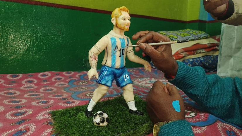 পাশাপাশি মেসির সোনালি চুল দাড়িতেও ব্যবহার হয়নি কোনও কেমিক্যাল রঙ৷ ওই রঙ আনা হয়েছে কেশর ব্যবহার করে৷