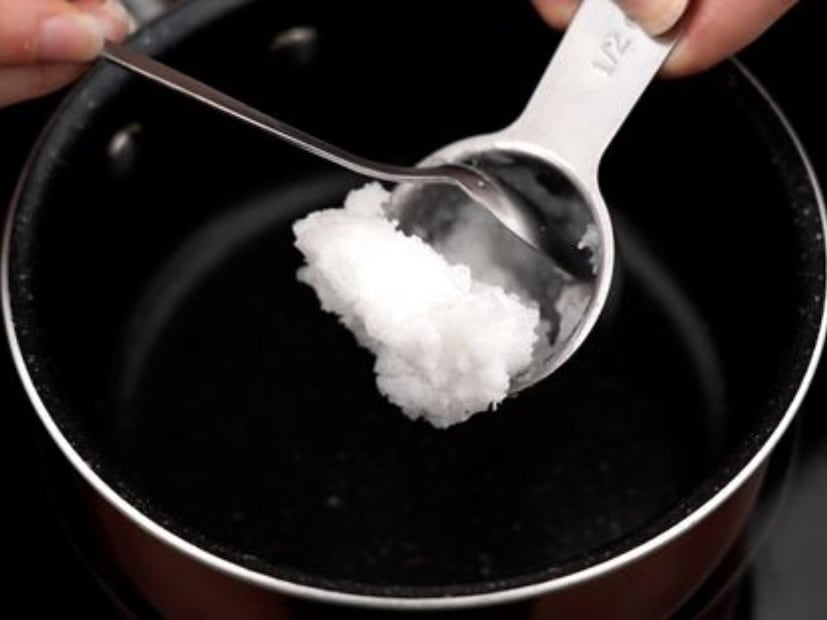 প্রথম উপায়- সবচেয়ে সহজ এবং বেশিরভাগ জনে এই উপায়েই শীতে ব্যবহার করেন নারকেল তেল৷ এই উপায়ে নারকেল তেলকে গরম জলের পাত্রে কিছুক্ষণ রেখে দিন৷ ৫ থেকে ৬ মিনিটেই তেল গলে যাবে৷ 