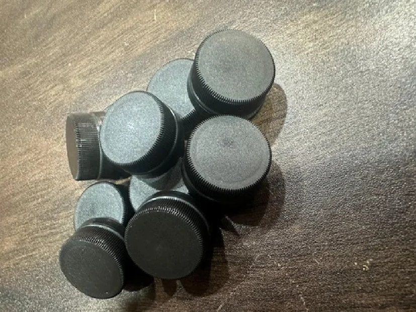 কালো-- যদি কালো ক্যাপ হয়, তাহলে বুঝতে হবে এটি ক্ষারীয় জল। এই জলের pH মাত্রা স্বাভাবিক জলের চেয়ে বেশি, যা কিছু লোক শরীরের অ্যাসিডের মাত্রা ভারসাম্য বজায় রাখতে ব্যবহার করে।