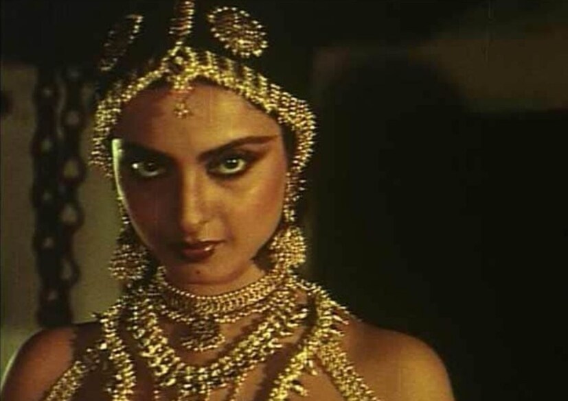 অভিনয় থেকে দূরে থাকা সত্ত্বেও, রেখা তাঁর সৌন্দর্য এবং স্টাইলের জন্য শিরোনামে রয়েছেন। তাঁর দামি শাড়ি, স্বতন্ত্র চুলের স্টাইল এবং গয়না প্রতিটি পাবলিক অনুষ্ঠানে ভক্তদের দৃষ্টি আকর্ষণ করে। বলিউডের অন্যতম ধনী অভিনেত্রী রেখার মোট সম্পদের পরিমাণ ৩৩২ কোটি টাকা বলে জানা গেছে। প্রতিবেদনে দেখা গেছে যে তিনি মুম্বইয়ের বান্দ্রা এলাকায় ১০০ কোটি টাকা মূল্যের একটি বিশাল বাংলোয় থাকেন। দেশের বিভিন্ন স্থানে তাঁর সম্পত্তি রয়েছে, এবং এই সম্পত্তি থেকে তিনি লক্ষ লক্ষ ভাড়া আদায় করেন। 