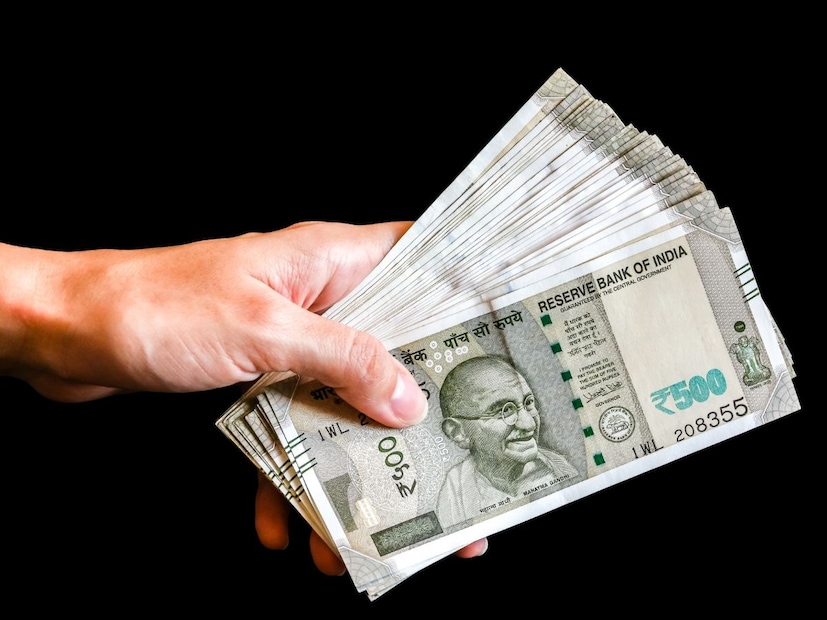 ফাইন্যান্সিয়াল ফ্রিডম পেতে কী করবেন ?আপনি যদি চান ভবিষ্যতেও আপনার টাকার শক্তি আজকের মতোই বজায় থাকুক, তাহলে সেই টাকা এমন জায়গায় বিনিয়োগ করতে হবে যা মুদ্রাস্ফীতিকে হার মানাতে পারে। যেমন—শেয়ার বাজার, SIP, রিয়েল এস্টেট, ব্যবসা বা স্টার্টআপ। এই ধরনের অ্যাসেটের বৃদ্ধি সাধারণত মুদ্রাস্ফীতির চেয়ে দ্রুত হয়, ফলে দীর্ঘমেয়াদে আপনার সম্পদ কমে না, বরং বাড়তেই থাকে।