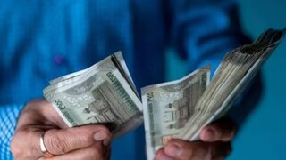 প্রকৃতপক্ষে, বেসরকারি কর্মচারীদের জন্য সামান্য PF পরিমাণও একটি বিশাল সাহায্য হয়ে উঠতে পারে। প্রতি মাসে যোগ করা অল্প পরিমাণ একটি উল্লেখযোগ্য তহবিল তৈরি করে। বেসরকারি চাকরিজীবীদের জন্য PF-এর টাকা সমস্যাতেও কাজে আসে। কেউ যদি নিজের চাকরি হারায়, তাহলে PF তহবিল কিছু আর্থিক চ্যালেঞ্জ কমাতে পারে।