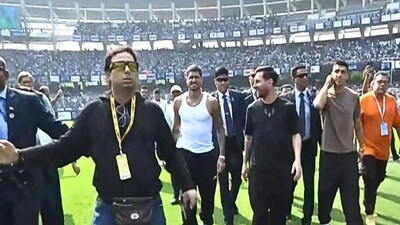 এদিকে আরও নানা বিষয় নিয়ে উঠেছে প্রশ্ন৷ তারমধ্যে গুরুত্বপূর্ণ প্রশ্ন, ফুটবল মাঠে কখনই জলের বোতল নিয়ে মাঠে প্রবেশের অনুমতি থাকে না। আজকে কি করে মাঠে জলের বোতল নিয়ে ঢুকলেন দর্শকরা। মাঠের ভেতরে ৩০০ টাকা করে জলের বোতল বিক্রি হয়েছে বলে খবর। প্রথমে সেই বোতলই ছোড়া শুরু হয়।