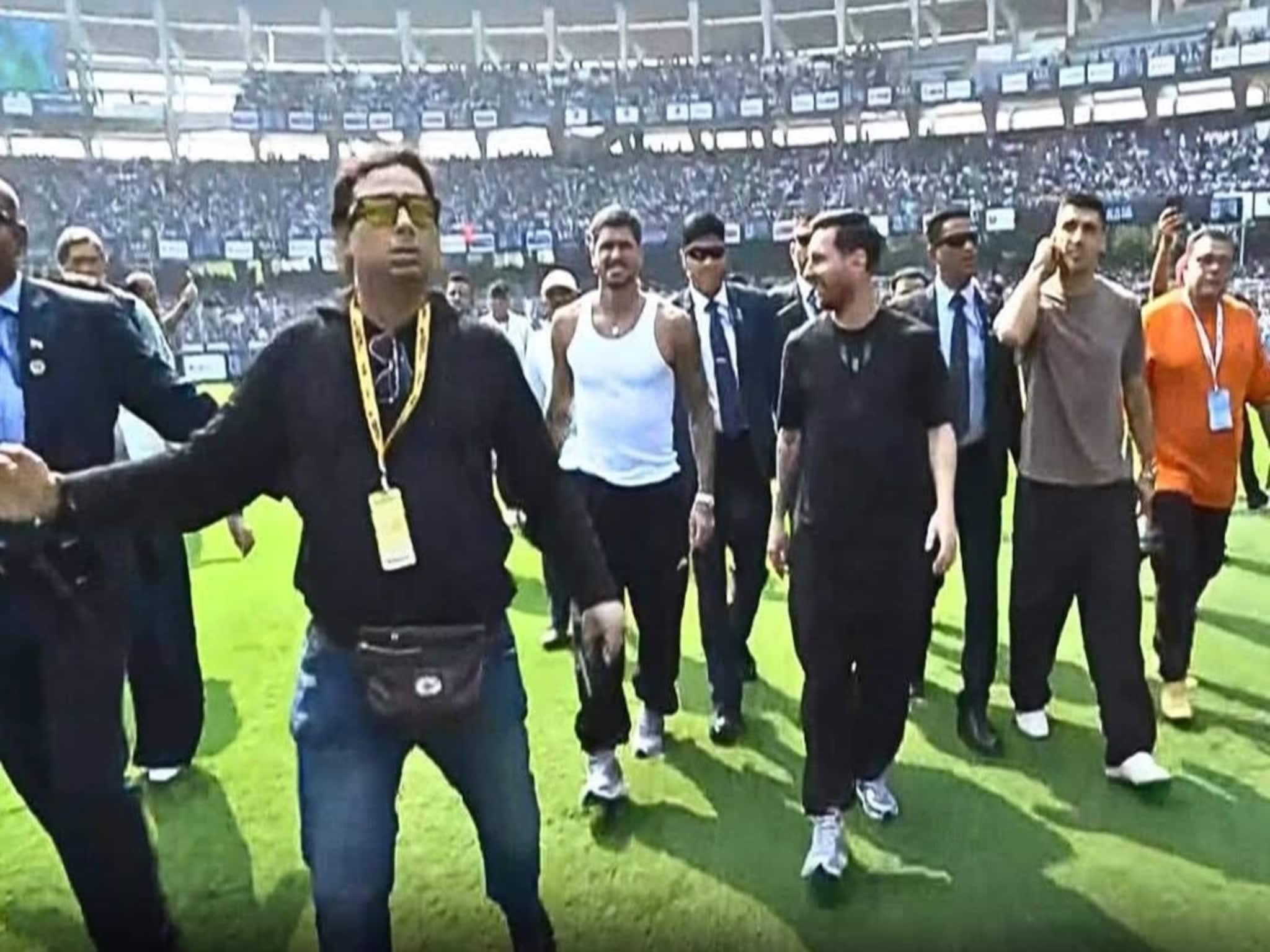 টিকিটের টাকা ফেরত দিতে নির্দেশ কলকাতা পুলিশের, মেসির অনুষ্ঠান ঘিরে সন্দেহের কালো মেঘ টিকিটের টাকা ফেরত দিতে নির্দেশ কলকাতা পুলিশের, মেসির অনুষ্ঠান ঘিরে সন্দেহের কালো মেঘ