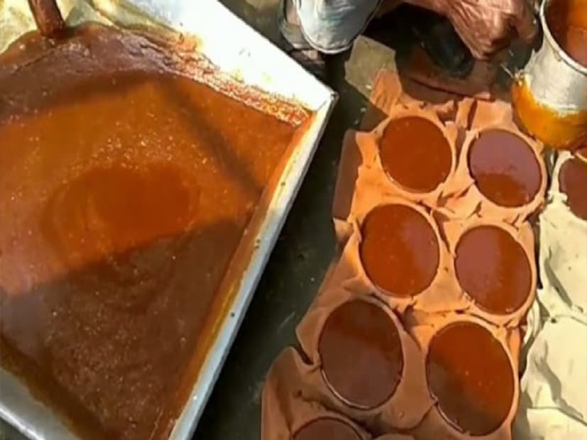 গুড়ের মসৃণতা বজায় রাখতে ব্যবসায়ীরা গুড়ের সঙ্গে নানা রকম তেল মেশান। গুড়ে তেমন কিছু মেশানো আছে কি না, তা দেখার জন্য দু’-তিনটি আঙুলে সামান্য গুড় নিলেই বুঝতে পারবেন।