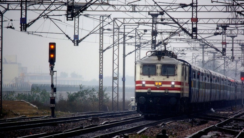 তামিলনাড়ুতে প্রবেশ করে, বিবেক এক্সপ্রেস কাটপাডি, সালেম, ইরোড এবং কোয়েম্বাটোরে থামে এবং তারপর কেরালায় প্রবেশ করে। এই সবুজ রাজ্যে, এটি পালাক্কাড, ত্রিশুর, আলুভা, এর্নাকুলাম, কোট্টায়াম, চেঙ্গান্নুর, কোল্লাম এবং তিরুবনন্তপুরম অতিক্রম করে। অবশেষে, ট্রেনটি নাগেরকয়েলের মধ্য দিয়ে তামিলনাড়ুতে পুনরায় প্রবেশ করে এবং ভারতের দক্ষিণতম প্রান্ত কন্যাকুমারীতে তার যাত্রা শেষ করে।(Representative Image)