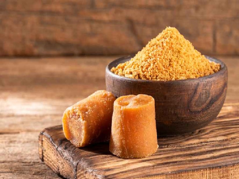 গুড়ের সঙ্গে স্টার্চ মেশানো আরও একটি খারাপ অভ্যাস। পরিষ্কার জলের মধ্যে সামান্য একটু গুড় দিয়ে লক্ষ করুন, তা জলে দ্রবণীয় কি না। যদি পাত্রের তলায় গুড়ের মধ্যে থাকা কোনও অশুদ্ধি থিতিয়ে থাকে, সে ক্ষেত্রে বুঝতে হবে স্টার্চ মেশানো রয়েছে।