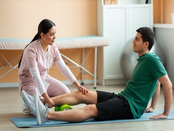 দেশে ফিজিওথেরাপিস্টের চাহিদা এখন তুঙ্গে, কোথায় পড়াশোনা করা যায়? কী নিয়ে পড়তে হয়? জানুন