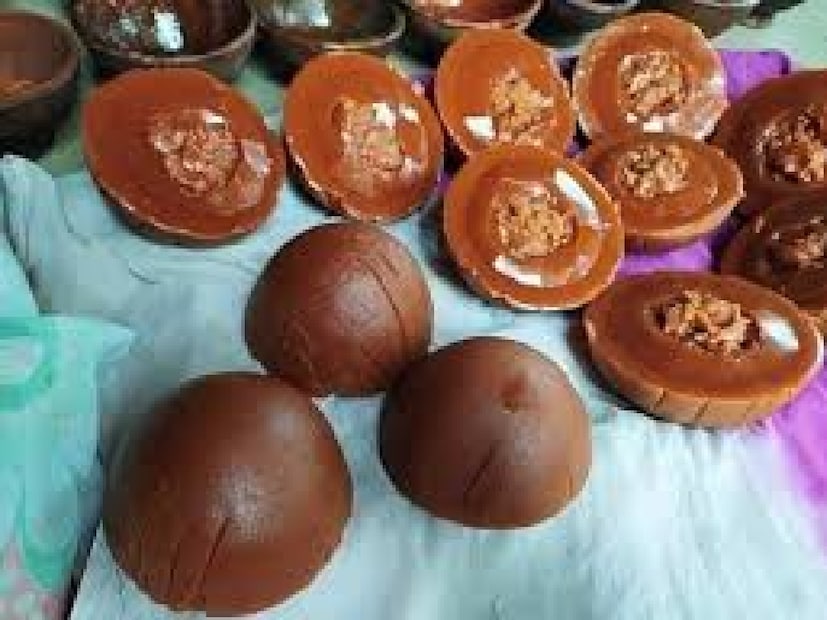 আসল গুড়ের নিজস্ব মিষ্টত্ব রয়েছে। তবে কিছু অসাধু ব্যবসায়ী খেজুরের রসের মধ্যে আখের রসও মেশান। যা গুড়ের স্বাদ বদলে দিতে পারে।