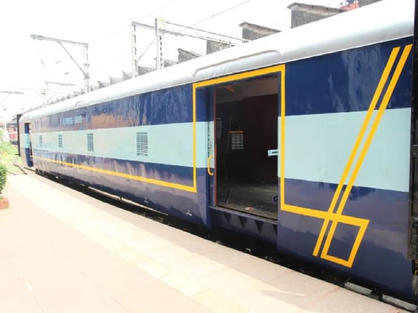 ব্যাখ্যা করা যাক। হলুদ রঙের ডোরাকাটা ইঙ্গিত দেয় যে বগিটি প্রতিবন্ধী যাত্রীদের জন্য বা যাদের চিকিৎসা সহায়তার প্রয়োজন তাদের জন্য সংরক্ষিত। নীল রঙের কোচগুলিতে সাদা ডোরাকাটা সাধারণ উদ্দেশ্যে ব্যবহৃত কোচগুলিকে নির্দেশ করে।