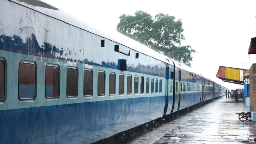 আগে থেকে পরিকল্পনা করা জরুরি। শেষ মুহূর্তের ভিড় এড়াতে টিকিট আগে থেকেই বুক করা উচিত, বিশেষ করে যেহেতু ট্রেনটি শুধুমাত্র নির্দিষ্ট দিনেই চলাচল করে। পরিশেষে, যাত্রীদের ব্যক্তিগত স্বাস্থ্যবিধির জন্য প্রয়োজনীয় জিনিসপত্র যেমন হ্যান্ড স্যানিটাইজার, ওয়েট ওয়াইপ এবং জীবাণুনাশক বহন করার পরামর্শ দেওয়া হচ্ছে। এত দীর্ঘ যাত্রায়, এই জিনিসপত্রগুলি বড় পার্থক্য আনতে পারে। জিনিসপত্রের ব্যাপারে সতর্ক থাকা এবং মূল্যবান জিনিসপত্র নিরাপদ রাখাও গুরুত্বপূর্ণ, বিশেষ করে স্লিপার ক্লাসে, যেখানে ট্রেনের দৈর্ঘ্য এবং ভিড় সতর্কতা অবলম্বন করতে পারে। (Representative Image)