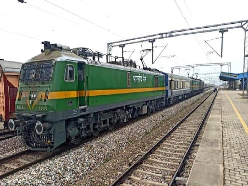 লাল স্ট্রাইপটি প্রথম শ্রেণীর কোচের জন্য এবং সবুজ স্ট্রাইপটি মহিলাদের সংরক্ষিত কোচের জন্য।