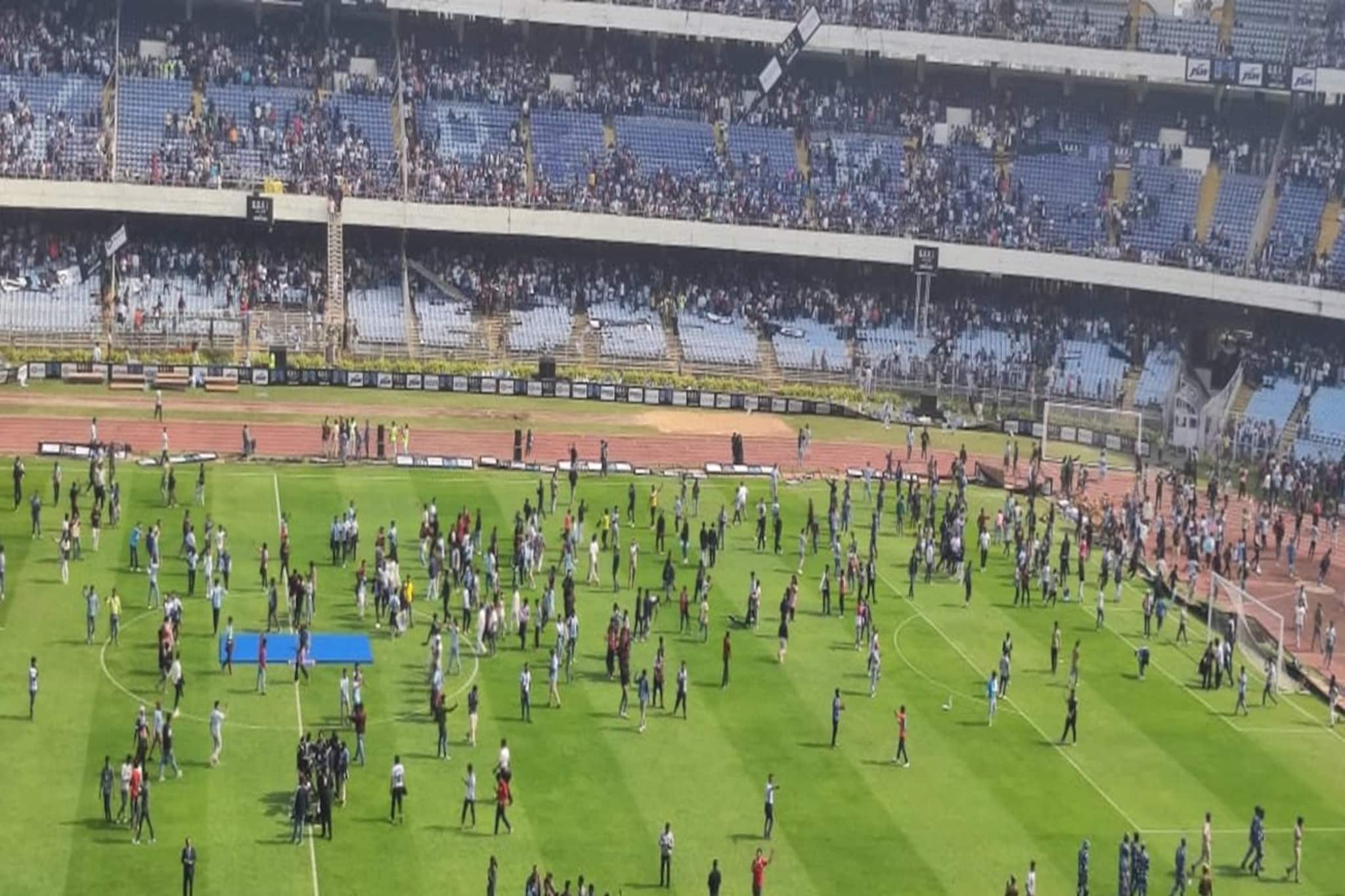 যুবভারতীতে বেনজির বিশৃঙ্খলা, মাঠের ভিতর কীভাবে ঢুকল এত লোক? যুবভারতীতে বেনজির বিশৃঙ্খলা, মাঠের ভিতর কীভাবে ঢুকল এত লোক?