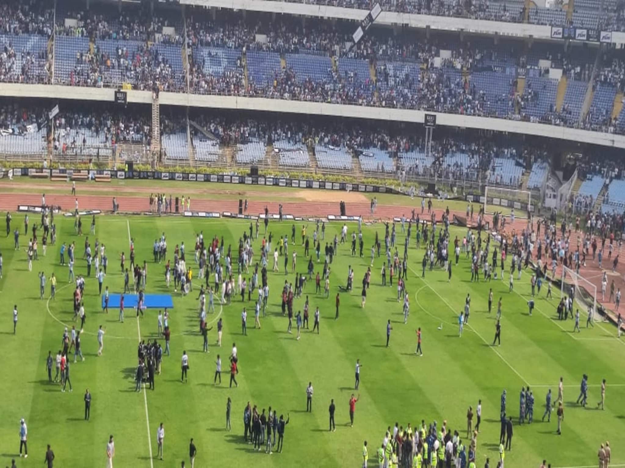 যুবভারতীতে বেনজির বিশৃঙ্খলা, মাঠের ভিতর কীভাবে ঢুকল এত লোক? যুবভারতীতে বেনজির বিশৃঙ্খলা, মাঠের ভিতর কীভাবে ঢুকল এত লোক?