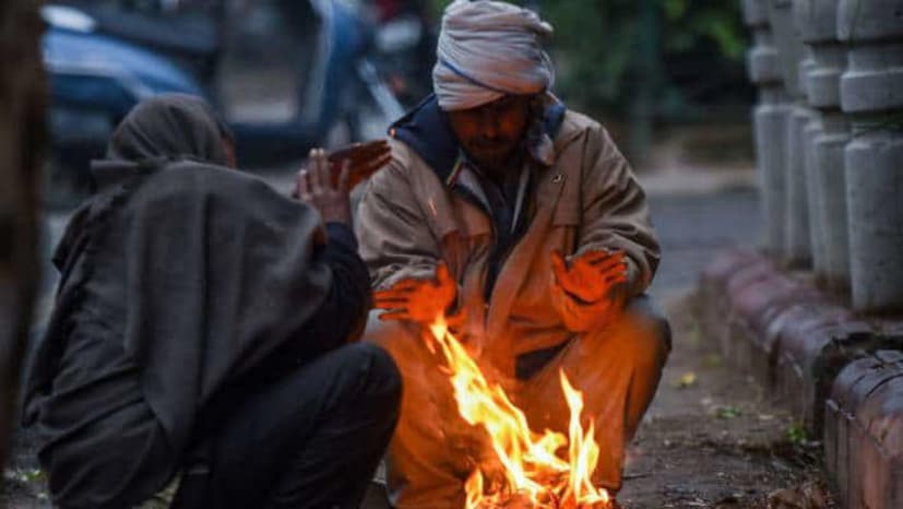 কলকাতায় আজ সর্বনিম্ন তাপমাত্রা কমে ১৫ ডিগ্রি সেলসিয়াসের ঘরে পৌঁছেছে। অন্যদিকে পূর্বাভাস মতোই পশ্চিমের জেলায় সর্বনিম্ন তাপমাত্রা ১২ ডিগ্রি সেলসিয়াসের ঘরে নেমেছে।
