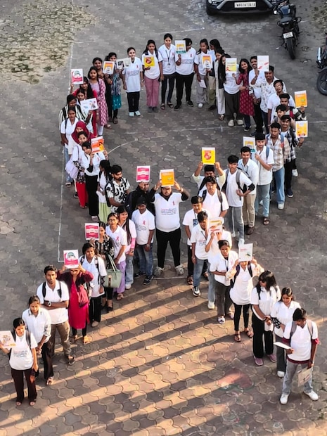 পরবর্তী পর্যায়ে ফ্ল্যাশ মব নৃত্য পরিবেশিত হয়, যা তরুণদের অংশগ্রহণে অনুষ্ঠানকে আরও প্রাণবন্ত করে তোলে। নৃত্যের মাধ্যমে HIV সম্পর্কিত ভ্রান্ত ধারণা দূর করার আহ্বান জানানো হয়।