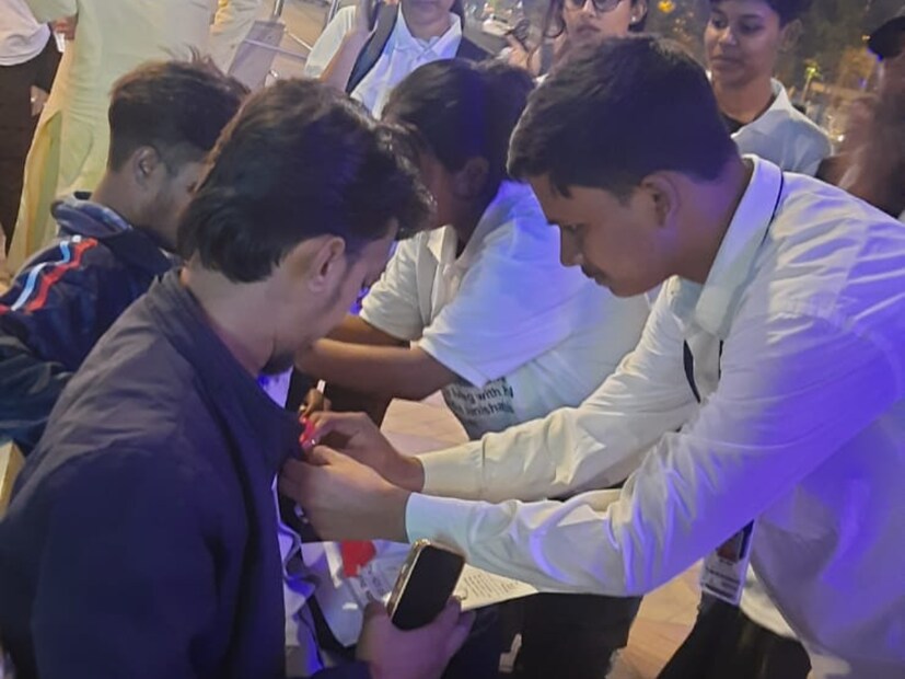 শেষ পর্যায়ে লাল ফিতেতে মানব শৃঙ্খল গঠন করা হয় এবং প্রচারপত্র ও ব্যাজ বিতরণের মাধ্যমে সহানুভূতি, সঠিক জ্ঞান ও কলঙ্কমুক্ত সমাজ গড়ার বার্তা ছড়িয়ে দেওয়া হয়।