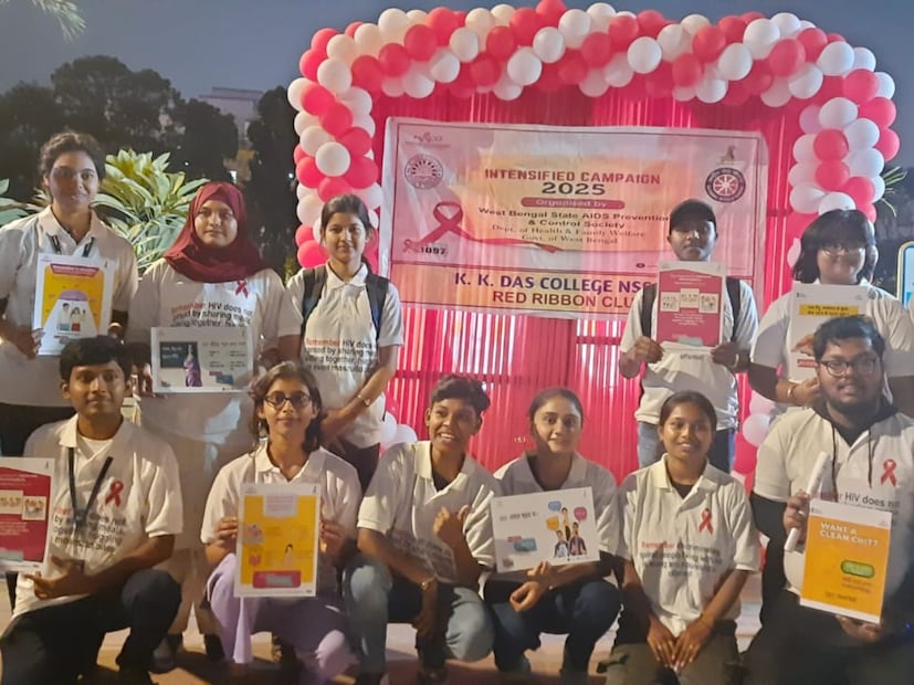 অনুষ্ঠানের শুরুতে ছাত্রছাত্রীদের পরিবেশনায় সচেতনতামূলক পারফরম্যান্স দর্শকদের মধ্যে আগ্রহ সৃষ্টি করে। অনুষ্ঠানে পারফর্ম করা গানগুলির মাধ্যমে HIV প্রতিরোধ, নিরাপদ আচরণ এবং সচেতনতার বার্তা তুলে ধরা হয়।