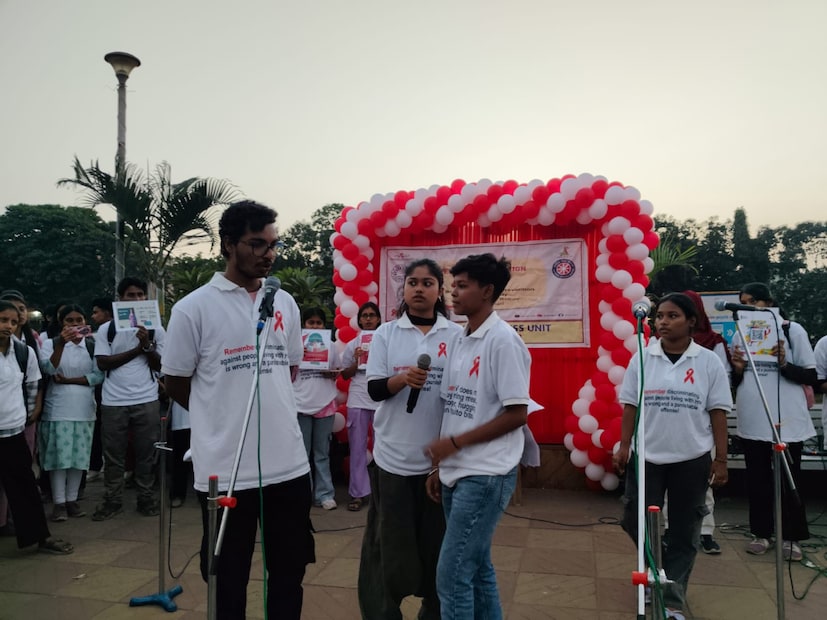 দর্শকদের সামনে একটি পথনাটিকা পরিবেশিত হয়, যেখানে HIV/AIDS সম্পর্কে প্রচলিত ভুল ধারণা, সঠিক তথ্য এবং পরীক্ষার গুরুত্ব তুলে ধরা হয়। উপস্থিত মানুষজন নাটিকাটি বিশেষ আগ্রহের সঙ্গে উপভোগ করেন।