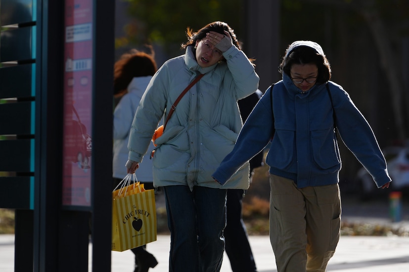 ২০২৪ সালে দেশটিতে প্রতি ১০০০ জনে ৬.৭৭ জনের জন্ম রেকর্ড করা হয়েছে, যা এযাবৎকালের সর্বনিম্ন স্তর। বিশ্বব্যাঙ্ক বলছে, ২০২৩ সালে প্রজনন হার ছিল ১.০- জনসংখ্যার আকার ধরে রাখার জন্য প্রয়োজনীয় ২.১ প্রতিস্থাপন স্তরের অর্ধেকেরও কম। জাতিসঙ্ঘের ধারণা, ২১০০ সালের মধ্যে প্রজনন বয়সের (১৫-৪৯) চিনা নারীর সংখ্যা দুই-তৃতীয়াংশেরও বেশি কমে ১০ কোটির নিচে নেমে আসবে। (Photo: AP)