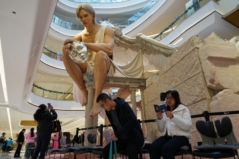 ব্লুমবার্গের প্রতিবেদন অনুসারে, আপডেট করা আইনে কৃষি পণ্য, চিকিৎসা এবং সাংস্কৃতিক পরিষেবার মতো করমুক্ত বিভাগগুলির একটি নতুন তালিকা তৈরি করা হয়েছে, তবে উল্লেখযোগ্যভাবে সেখানে জন্মনিয়ন্ত্রক পণ্যগুলি বাদ দেওয়া হয়েছে, যা ১৯৯৩ সাল থেকে করমুক্ত ছিল।এই সিদ্ধান্তটি এমন এক সময়ে এসেছে যখন বেইজিং জন্মহারের ধারাবাহিক পতন রোধ করার চেষ্টা করছে যা দেশের অর্থনীতির পক্ষে বিপজ্জনক তো বটেই। (Photo: AP)