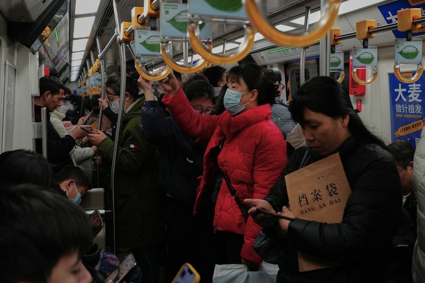 ১৯৭৯ থেকে ২০১৫ সাল পর্যন্ত কার্যকর ওয়ান চাইল্ড পলিসির অংশ হিসেবে চিন মূলত কন্ডোমের উপর থেকে কর তুলে নিয়েছিল এবং গর্ভনিরোধে উৎসাহিত করেছিল নাগরিককে।এই নীতির সূত্রে এসেছিল বন্ধ্যাত্বকরণ এবং জন্মনিয়ন্ত্রণের জন্য রাষ্ট্র-চালিত প্রচারণা। সেই যুগে, দেশ জন্মনিয়ন্ত্রণ ইমপ্লান্ট, বড়ি এবং কন্ডোমের ব্যাপক ব্যবহারকে উৎসাহিত করেছিল, যেখানে গর্ভপাত এবং বন্ধ্যাত্বকরণ নিয়মিত বিষয় ছিল। (Photo: AP)