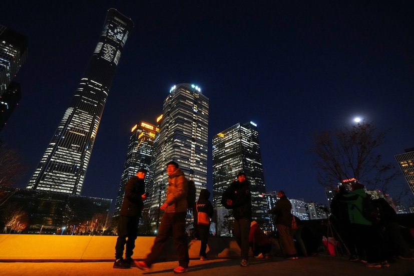 তিন দশকেরও বেশি সময় পর তাই নীতিগত পরিবর্তনের পালা- চিন জন্মহার বাড়ানোর লক্ষ্যে কনন্ডোম সহ গর্ভনিরোধকগুলোর উপর মূল্য সংযোজন কর বা ভ্যালু অ্যাডেড ট্যাক্স আরোপ করতে চলেছে। ২০২৪ সালের ডিসেম্বরে অনুমোদিত সংশোধিত মূল্য সংযোজন কর আইনের অধীনে ২০২৬ সালের জানুয়ারি থেকেই চিনা ভোক্তাদের কন্ডোম-সহ গর্ভনিরোধক পণ্যের উপর ১৩% ভ্যাট দিতে হবে। (Photo: AP)