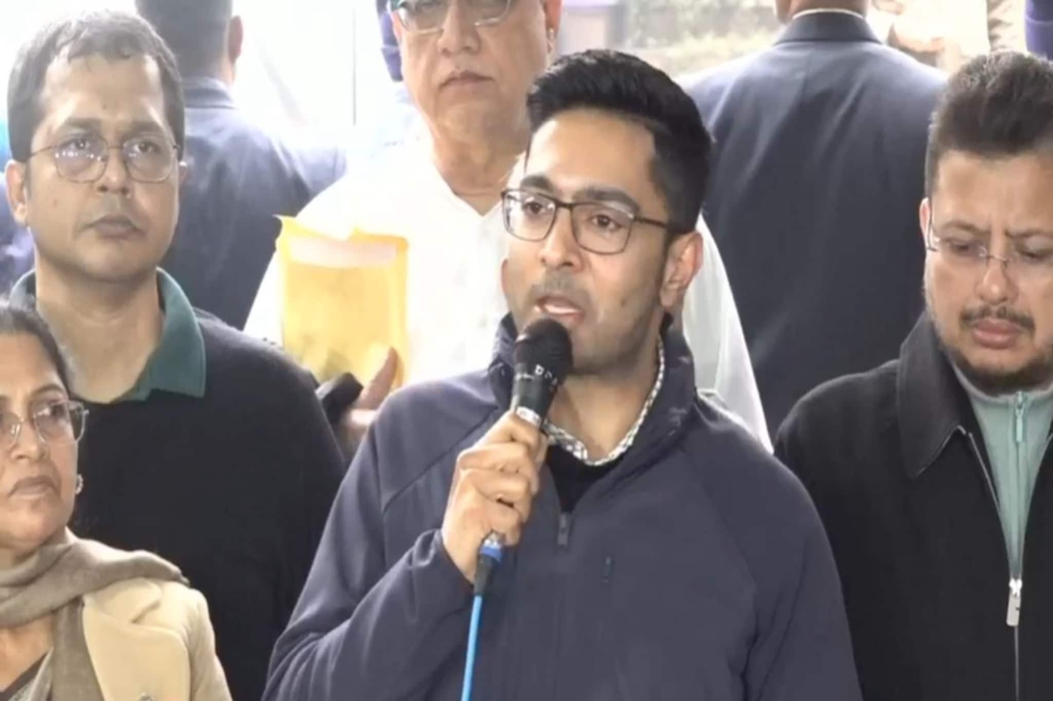 'চূড়ান্ত ভোটার তালিকাও মানব না', দিল্লিতে কমিশনে আড়াই ঘণ্টা বৈঠকের পর বিস্ফোরক অভিষেক! 'চূড়ান্ত ভোটার তালিকাও মানব না', দিল্লিতে কমিশনে আড়াই ঘণ্টা বৈঠকের পর বিস্ফোরক অভিষেক!