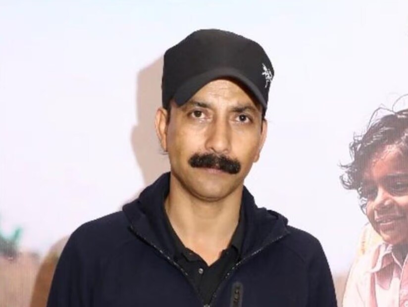 থিয়েটারের দুনিয়া থেকে অনেকেই এসে দাঁড়ানোর সুযোগ পান ক্যামেরার সামনে, দীপকের ক্ষেত্রেও সেটাই হয়েছিল। বছরের পর বছর ধরে নিষ্ঠার সঙ্গে কাজ করে চলেছিলেন তিনি মঞ্চাভিনয়ের জগতে, অবশেষে ছবির দুনিয়া থেকে ডাক আসে, তিনি বিশাল ভরদ্বাজের মকবুল (২০০৩) ছবির মাধ্যমে বলিউডে পা রাখেনন, একে একে কমেডি এবং সিরিয়াস নানা ভূমিকায় ৩০টিরও বেশি ছবিতে অভিনয় করেন। যদিও রুপোলি পর্দার একজন স্বীকৃত অভিনেতা হয়ে ওঠার অনেক আগে দীপককে রীতিমতো আর্থিক কষ্টের মধ্যে দিয়ে বেঁচে থাকতে হয়েছিলন। অভিনয়ের সেই প্রথম দিকের দিনগুলোতে তাঁর সবচেয়ে বড় স্বপ্ন ছিল একদিন শুধু ১ লক্ষ টাকা আয় করা! 