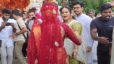 'দেহ পট সনে নট সকলি হারায়'! নাট্যাচার্য গিরিশ ঘোষের বিখ্যাত এই সংলাপ বহু ব্যবহারে জীর্ণ হয়ে গিয়েছে নিঃসন্দেহেই, কিন্তু এর চেয়ে বড় বাস্তব, একই সঙ্গে নির্মম সত্য অভিনয়ের জগতে বড় একটা দেখা যায় না, বিশেষ করে সেই ব্যক্তি যদি একদা অভিনয় করে থাকেন নায়ক বা নায়িকার চরিত্রে। আজকাল যদিও ছবিটা সামান্য হলেও বদলেছে, এখন অনেক নায়ক নায়িকা শারীরিক সৌন্দর্য হারিয়েও গুরুত্বপূর্ণ পার্শ্ব চরিত্রে নিজের জায়গা করে নেন, তবে সবার সঙ্গে যে তা হয় না, সেটাও তো জানা কথাই! 