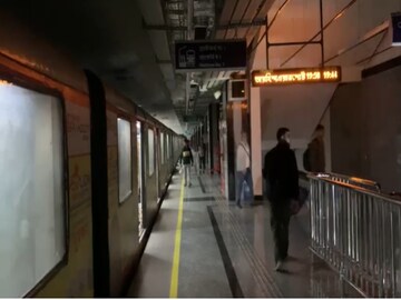 ৩০ মিনিট ঘুটঘুটে অন্ধকার, বিমানবন্দর মেট্রো স্টেশনে বিপত্তি! যাত্রীদের ভরসা মোবাইলের টর্চ