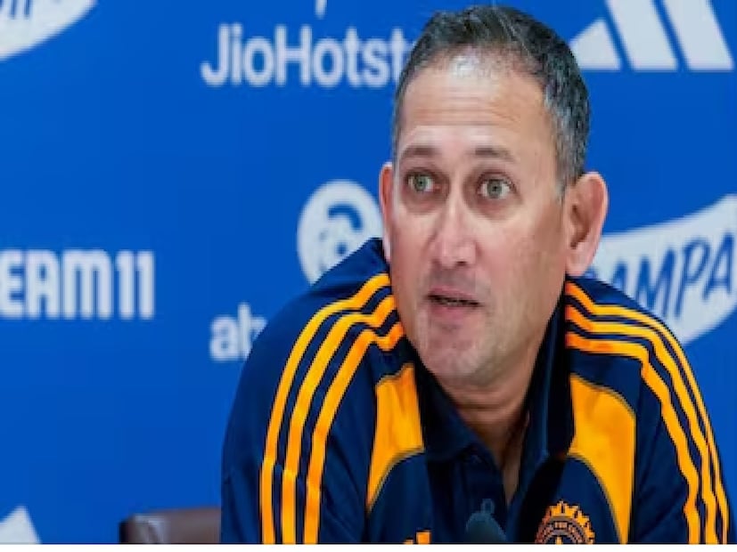 কলকাতা: একের পর এক ম্যাচে ভারতীয় দলের বোলাররা নন পারফরমার প্রমাণ হচ্ছেন৷ তারপরেও একের পর এক সিরিজের জন্য দল নির্বাচন হচ্ছে৷ অথচ পুরোন পারফরমার যিনি ফিট হওয়ার পর ঘরোয়া ক্রিকেটেও পারফর্ম করছেন সেই মহম্মদ শামিকে আর মনে পড়ছে না৷ শামিকে ওয়ানডে-র দল থেকে ‘সাইড’ করার জন্য বর্তমান টিম ম্যানেজমেন্ট এবং নির্বাচকদের সমালোচকদের দলে যোগ দিলেন হরভজন সিং৷  ভারতের বিশ্বকাপজয়ী দলের সদস্য প্রাক্তন স্পিনার হরভজন সিং। তিনি বলেছেন, ‘জসপ্রীত বুমরাহকে ছাড়া কীভাবে জিততে হয় তা দলকে 'শিখতে হবে' এবং এর জন্য ভালো, অভিজ্ঞ বোলারদের ধরে রাখতে হবে।’