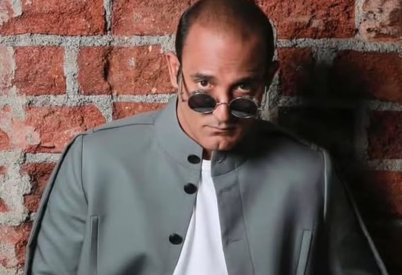 আরেকজন ইউজার লিখেছেন, ‘‘শের-ই-বালুচ, দারুন শক্তিশালী।’’ একজন ইউজার লিখেছেন, ‘‘অক্ষয় খান্নার এই দুর্দান্ত অভিনয় দর্শকদের বড় পর্দায় টেনে আনার জন্য যথেষ্ট।’’ আরেকজন ইউজার তাঁকে হলিউড তারকার সঙ্গে তুলনা করে লিখেছেন, ‘‘অক্ষয় খান্না হলেন বলিউডের অ্যাড্রিয়েন ব্রডি। বেশিরভাগ নায়কই কেবল নিজের চরিত্রে অভিনয় করেন, কিন্তু তিনি প্রতিবারই চরিত্রে রূপান্তরিত হন। আমি ধুরন্ধর দেখেছি কেবল তাঁর দুর্দান্ত অভিনয়ের জন্য। তিনি অন্য সকলের চেয়ে এক স্তর উপরে।’’