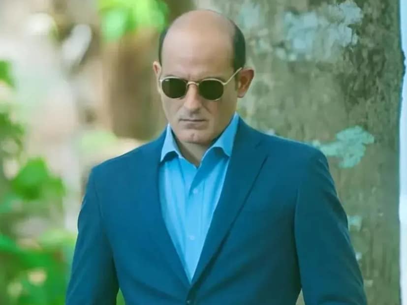 আনুমানিক ১৬৭ কোটি টাকার মোট সম্পদ এবং ২.৫ কোটি টাকার অভিনয়ের পারিশ্রমিক-সহ অক্ষয় খান্না দেখিয়ে দিয়েছেন কীভাবে উচ্চকিত না হয়েও স্বচ্ছল জীবনযাপন করা যায়, নিঃসন্দেহে তা প্রতিপত্তি এবং ক্ষমতার এক বিরল মিশ্রণ। ২৮ মার্চ, ১৯৭৫ সালে কিংবদন্তি অভিনেতা-রাজনীতিবিদ বিনোদ খান্না এবং গীতাঞ্জলি তালিয়ার খানের ঘরে জন্ম অক্ষয় খান্নার, উত্তরাধিকারসূত্রেই তাঁর স্বভাবে এসেছে মার্জিত ভাব এবং শান্ত পর্যবেক্ষণ ক্ষমতা। তাঁর ভাই রাহুল খান্নাও চলচ্চিত্র জগতে প্রবেশ করেছিলেন, দাদামশায় ববি এএফএস তালিয়ারখান একজন বিখ্যাত ক্রিকেট ধারাভাষ্যকার। অক্ষয়ের শৈশব কেটেছে খেলাধুলো, বম্বে ইন্টারন্যাশনাল স্কুল এবং লাভডেলের লরেন্স স্কুলে পড়াশোনার মধ্য দিয়ে। তিনি একবার স্বীকার করেছিলেন যে শিক্ষা তাঁকে উত্তেজিত করে না, কিন্তু টেনিস তাঁকে উত্তেজিত করে। 