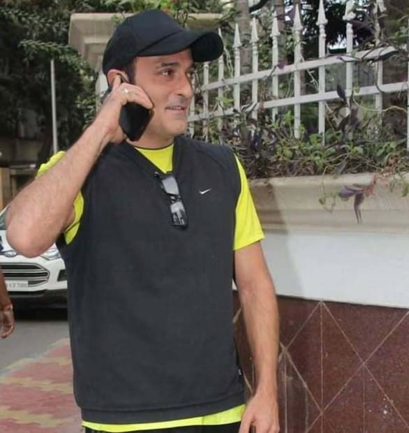 ২০২৫ সালে অক্ষয় খান্নার মোট সম্পদের পরিমাণ প্রায় ১৬৭ কোটি টাকা, যা কেবল তাঁর অভিনয় জীবন থেকেই আসেনি, একই সঙ্গে তাঁর বিচক্ষণ বিনিয়োগের সিদ্ধান্ত থেকেও এসেছে। তাঁর আয়ের উৎসের মধ্যে রয়েছে প্রতি ছবিতে অভিনয়ের পারিশ্রমিক প্রায় ২.৫ কোটি টাকা, অতীতের প্রকল্প থেকে রয়্যালটি এবং নির্বাচিত এন্ডোর্সমেন্ট। বিশ্লেষকরা মনে করেন যে সাম্প্রতিক বছরগুলিতে তাঁর সম্পদের পরিমাণ প্রায় ১২ শতাংশ বৃদ্ধি পেয়েছে, যা দৃশ্যম ২ এবং ধুরন্ধরের মতো সফল ছবি এবং মুম্বইয়ের বিলাসবহুল সম্পত্তি বাজারের বাড়বাড়ন্তের কারণে বৃদ্ধি পেয়েছে।