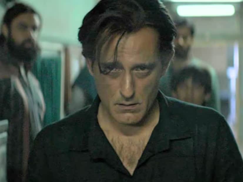 ধুরন্ধরের রেহমান ডাকাত: ধুরন্ধর ছবিতে অক্ষয় খান্না এই ভয়ঙ্কর গ্যাংস্টারের একটি অর্ধ-সত্য, মূলত কাল্পনিক কাহিনিতে অভিনয় করেছেন। ছবিতেও দেখানো হয়েছে যে রেহমান তাঁর খুড়তুতো ভাই উজেইর বালুচের (দানিশ পান্ডর যে চরিত্রে অভিনয় করেছেন) সঙ্গে লিয়ারি শাসন করেন। ছবিটি রণবীর সিংয়ের চরিত্র হামজাকে নিয়ে এগিয়েছে, যে একজন গুপ্তচর, যে ভারতের গোয়েন্দা তথ্য সরবরাহ করার নামে রেহমানের সংগঠনে অনুপ্রবেশ করে এবং শেষ পর্যন্ত তাকে হত্যা করে। ধুরন্ধরে সঞ্জয় দত্ত, অর্জুন রামপাল এবং আর মাধবনের মতো অভিনেতারা অভিনয় করেছেন। দর্শকদের জনপ্রিয়তার কারণে ছবিটি প্রথম সপ্তাহান্তেই বিশ্বব্যাপী ১০০ কোটি টাকারও বেশি আয় করতে সক্ষম হয়েছে।